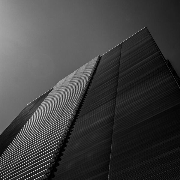 Moderne Architektur vor rosa Himmel