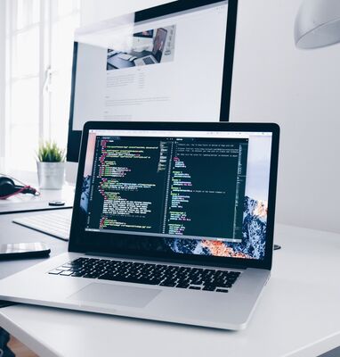 Laptop mit Ansicht für Programmierer